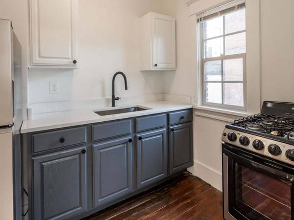 $1,299 / 1br - Near Downtown | Historic One Bed + Vintage Touches Throughout (Slabtown)63914854302467122