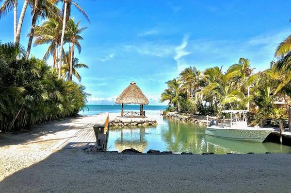 $130 / 2br - Bay-front home with large protected basin. This home is solid concrete (Islamorada, FL)63923416521347122