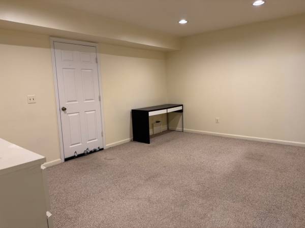 $775 / 1br - Ubicación. Mujer. Sótano privado sin amueblar/baño propio. Servicios incluidos (Silver Spring.ICC, Lay hill, Belpre Rd, Glenmont.)63616304943489122