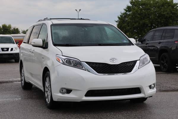 2017 Toyota Sienna XLE photo 4