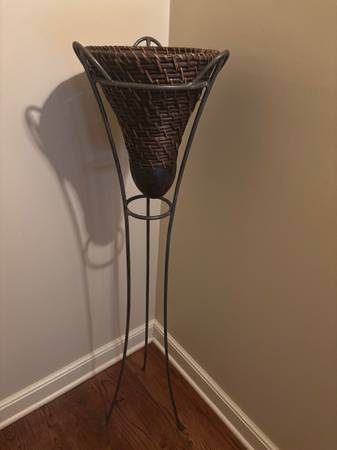 Decorative iron stand with wicker basket 1