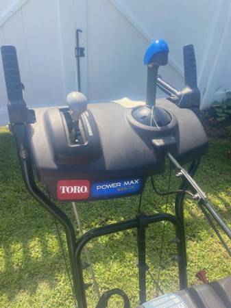 TORO 826 OE 2 STAGE SNOWBLOWER MODEL 37772 W/ ELECTRIC START - $77563440201943681122
