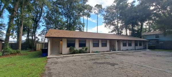 $1,100 / 2br - 810ft2 - Convenient Location! (1715 SW 69th Way #A Gainesville, FL)63822865229057120