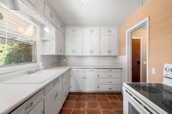 $339,000 / 1680ft2 - Clean Duplex on Corner Lot64192590461954120