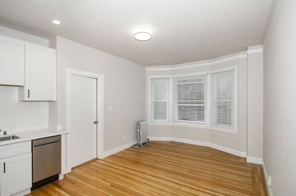 $2,895 / 1br - Chic 1-Bedroom in Tenderloin | Vintage Charm & Modern Updates (glen park)63928542748802123
