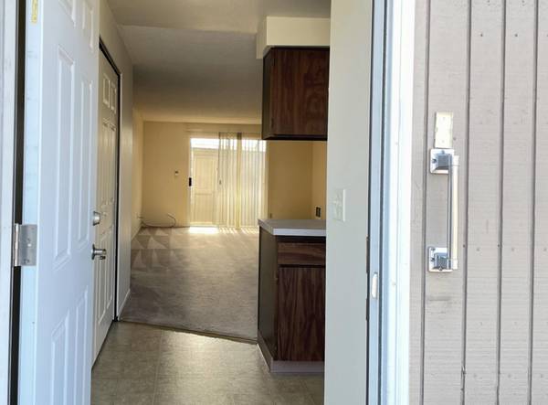 $1,300 / 2br - MOVE-IN READY - WD Hookup + Upgraded Flooring, Updated Throughout (Salem on Browning Ave)63660444307331121