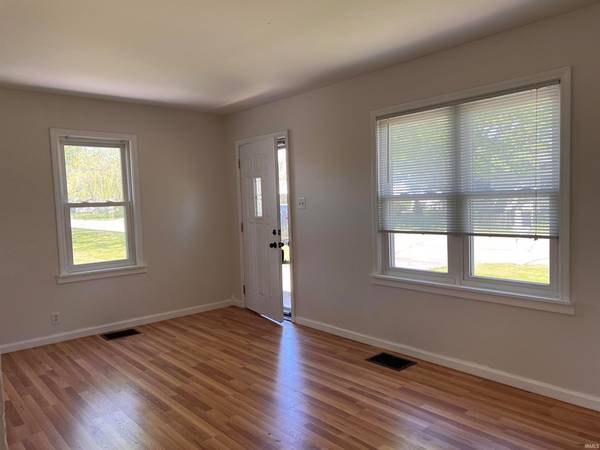$800 / 2br - 726ft2 - Vivienda actualizada de 2 habitaciones en lote esquinero cerca de la pista de patinaje de Gibsons (Muncie)63680211931777124
