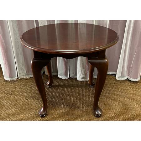 Vintage Bombay Company Queen Anne style oval side table. Accent table. End table 1