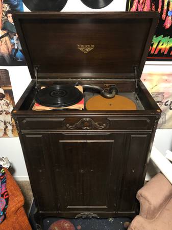 Victrola record player 1