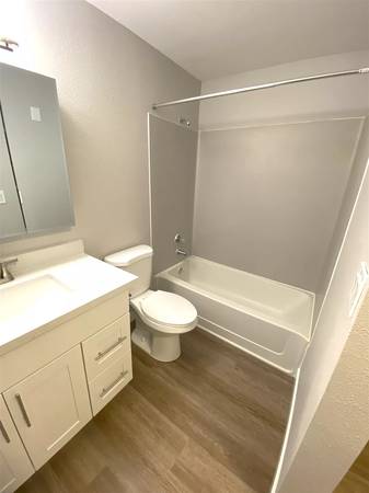 $1,750 / 2br - 813ft2 - Descubriendo un refugio de estilo: tu perfecto 2 BR te espera. (Federal Way - Rhoda Plaza)63852481979905120