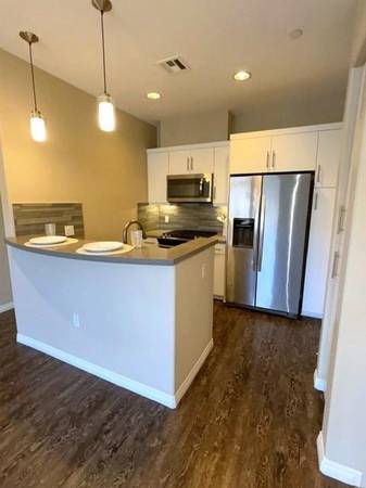 $3,270 / 1br - 678ft2 - Nest Learning Thermostat, High Ceilings, French Door Refrigerator (Pacific Highlands Ranch)63841344732931123
