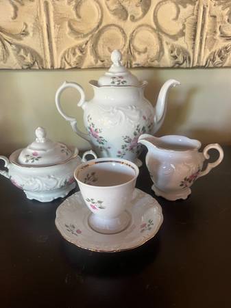 Wawel Rose Patter Tea/Coffee Pot with service for 6 1