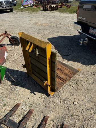 Countryline carry on Tractor platform!! - $300 (Loganville)63470457340547120