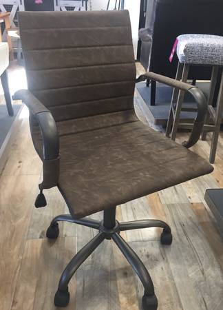 Modern Faux Leather Desk Chair – NEW Condition! 1
