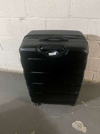 Large suitcase - worn down wheels 1