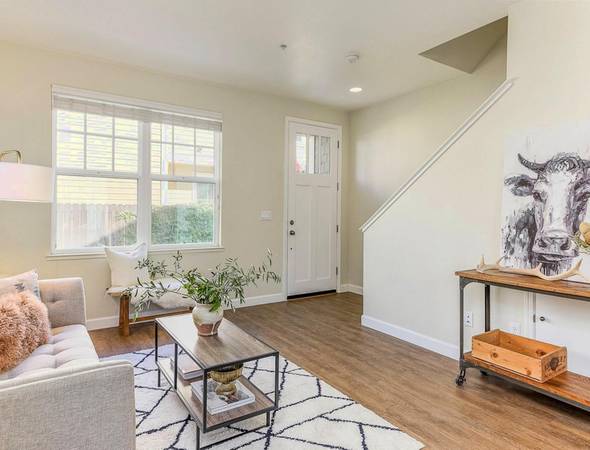 $3,595 / 3br - ¡RECIENTEMENTE DISPONIBLE!- Portal en línea para residentes y pagos, Porche envolvente* (Petaluma)63813588189187123