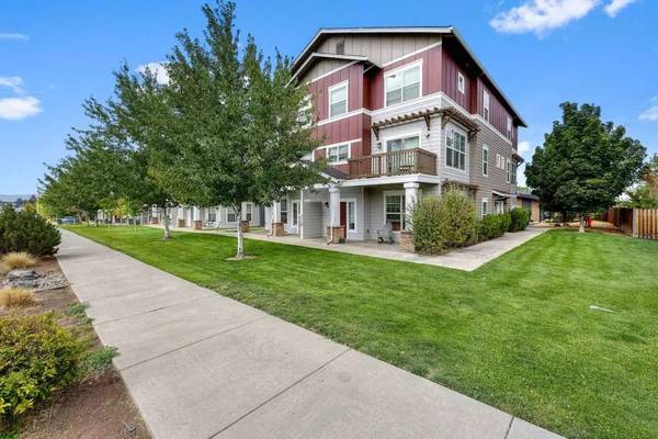 $2,230 / 2br - 1295ft2 - Great space for every taste. You'll love our 2 bed, 2.5 bath! (Bend - Pilot Butte State Scenic Viewpoint)63839292137091120