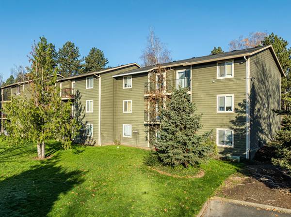 $1,350 / 1br - OBTÉN 1 MES GRATIS | Piscina reluciente, en ladera - Espacio para garaje (North Clackamas)63615696092417123