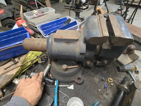 Heavy Duty Swivel Head Multi-Purpose Bench Vise (Rotating Jaws & Base) 1