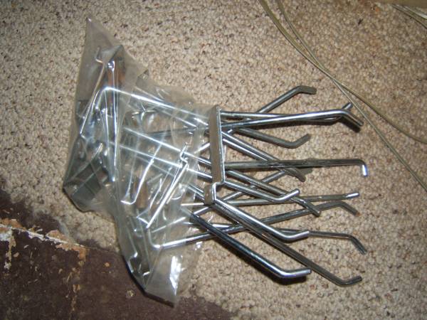 8" long Hooks for Slatwall 16 in lot 1
