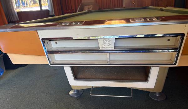 Brunswick Pro 8' Gold Crown 1 pool table 1