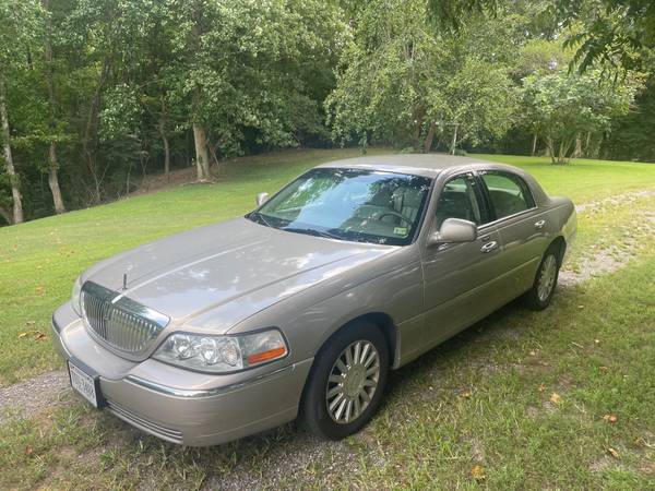 2003 Lincoln Towncar - $4,200 (Middlesex)63470582541185122
