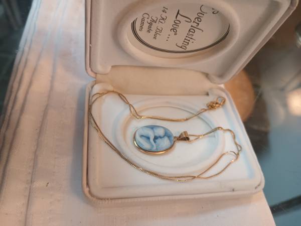 14k gold and blue agate "Everlasting love" necklace 1