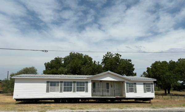 28 X 64 3/2 MOBILE HOME 1