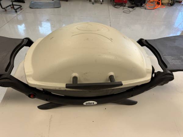Weber Q2000 portable propane grill 1