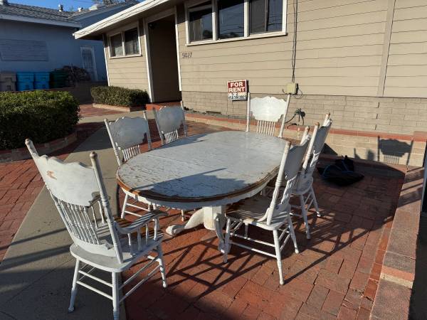 CURB ALERT: Free dining table and chairs 1