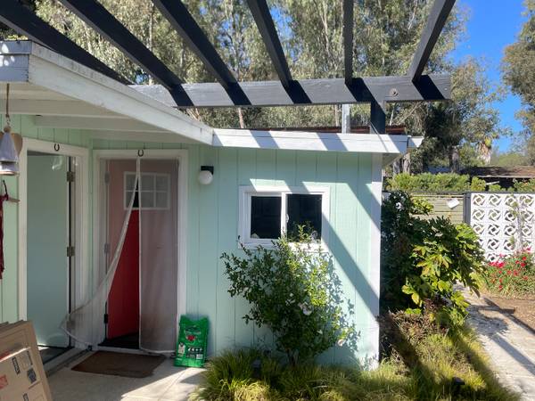 1 Stylish 650 sq.ft. Detached guesthouse utilities included 1