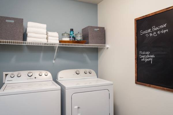 $2,515 / 2 habitaciones - 932 pies² - ¡Excelente vista, 2 habitaciones y 2 baños en segundo piso disponible AHORA! (Maple Valley, Renton, Covington)63688532120579123