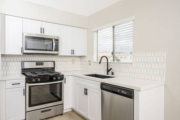 $2,645 / 2br - 1000ft2 - 🔒 Gated Community + Laundry On-Site – Hobart 2BR Available Now!63840113403905120