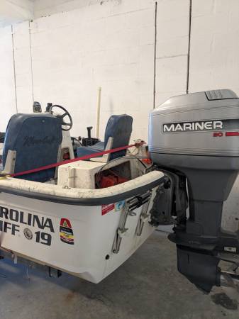 19 pies. Embarcación Carolina Skiff con motor Mariner de 90 caballos de fuerza - $12,000 (Crystal River, Florida)63438506873473124