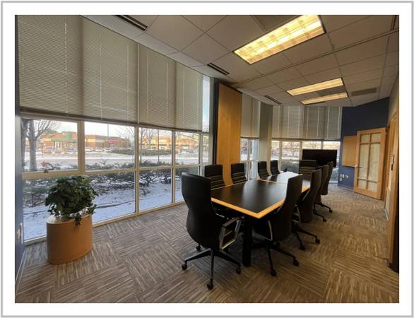 $500 Corner Window Suite! The sunlight will warm your work days! 🌞🌝64150344874753124