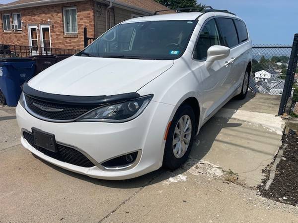 2017 Chrysler Pacifica Touring L en venta - $12,900 (Revere)63497005743363121