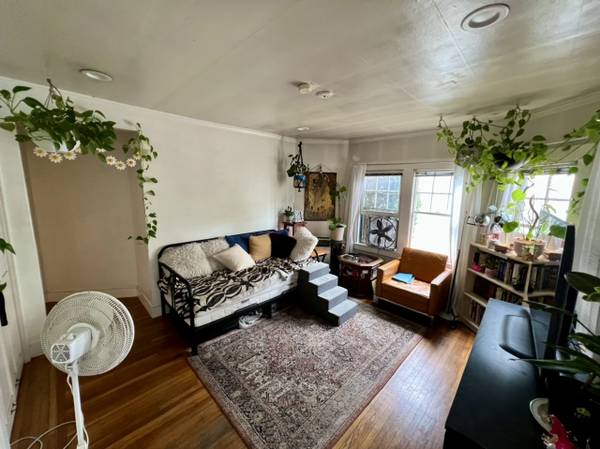 $2,300 / 2br - 740ft2 - Couples welcomed! --Sunny, hardwood floors, close to Telegraph (berkeley)63847324578945123