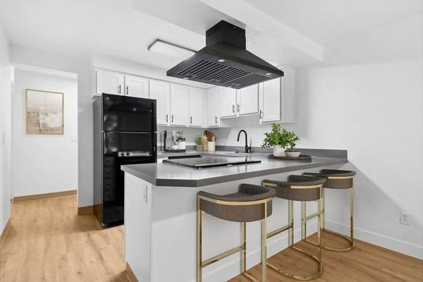 $1,895 / 2br - 1mo Free! OffStreet Parking, Spacious Units, Surrounded by Green Space (Portland, Beaverton, Tigard, Murray Hill)63777118106627124