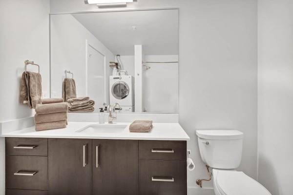 $2,045 / 2br - 634ft2 - Top Floor One Bed - Where Style Meets Comfort and Views! (Capitol Hill)63808084342531121