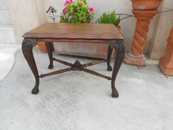 SMALL WALNUT COFFEE TABLE 1