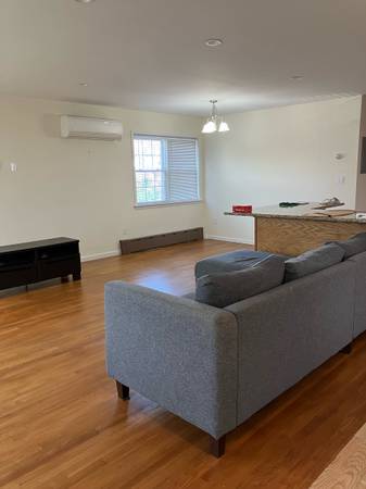 $3,300 / 3br - 3 dormitorios cerca del LIRR, cocina reformada con lavavajillas, microondas, electrodomésticos de acero, piso de madera, entrada para automóvil, comedor/sala de estar en forma de L (Bayside cerca de North Flushing y Whitestone)63995823931779123