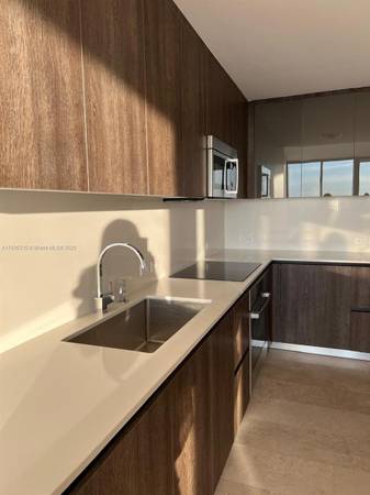 $4,750 / 1br - overlooking the southwest of the city (88 SW 7th St)63906442374019123