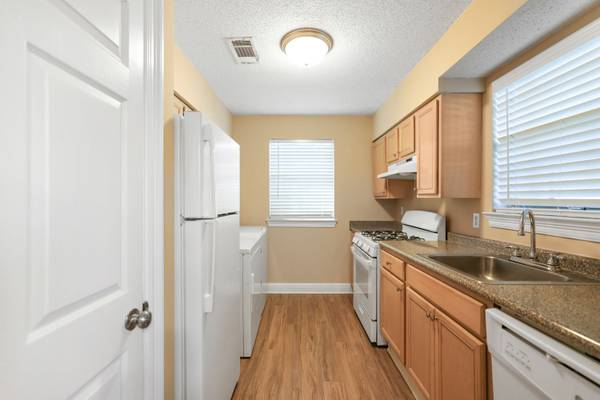 $1,045 / 1br - 650ft2 - Triplex with yard, pets welcome (6424B Park Manor Dr.)63903421081602120