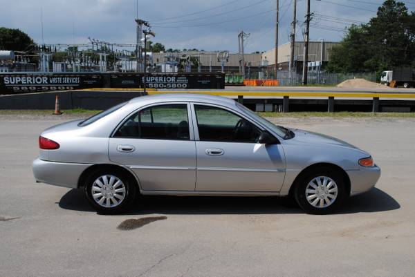 Ford Escort SE 2001, pocos kilómetros - $4,900 (Holbrook)63470616323459123