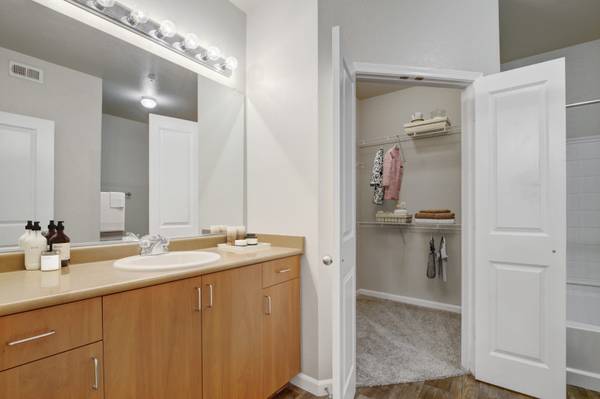 $1,865 / 1br - 820ft2 - SPACIOUS! 1BED1BATH WITH WASHER AND DRYER OVER SIZED BATHROOM (NORTH NATOMAS)64044025536001123