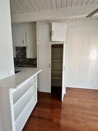 $1,795 / 1br - BEACHWOOD --- Junior 1 bdr --- UPPER -- PARKING --- DOGS OK! (Franklin Village/Beachwood)63840115169281123