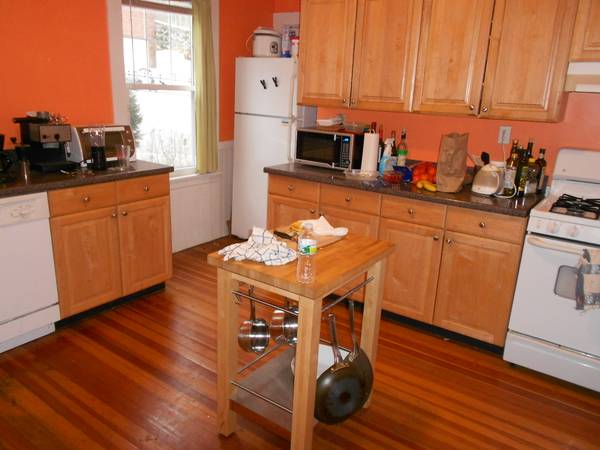 $1,100 / 4br - Rooms Available in a 4 Bedroom for September, Coolidge Corner, Parking (Brookline)63699488126977120