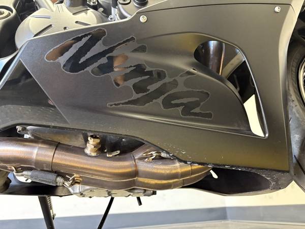 2024 Kawasaki Ninja® ZX-6R Metallic Flat Spark Black/Ebony