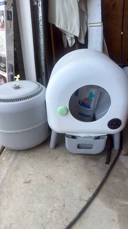 Automatic Self-Cleaning Cat Litter Box – Barely Used 1
