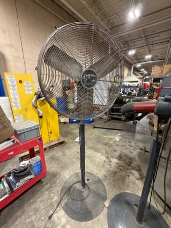 30" Pedestal Fan 1